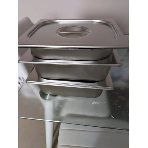 2 New gastronorm pots 1/2 4" and 1 1/2 2.5" with lids