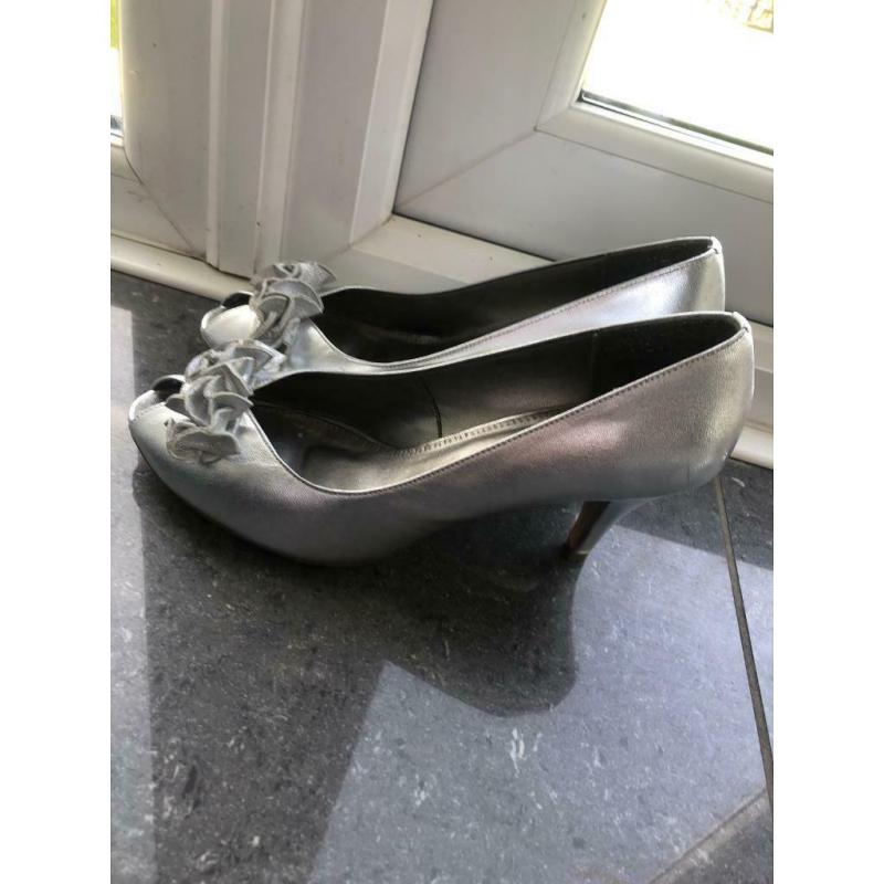 Size 7 silver peep toe shoes and matching bag