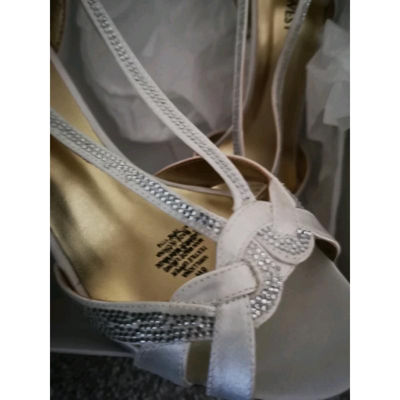 White /diamontie sandles