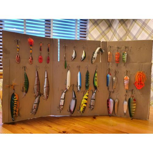 Fishing plugs and spinners