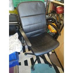 black computer chair