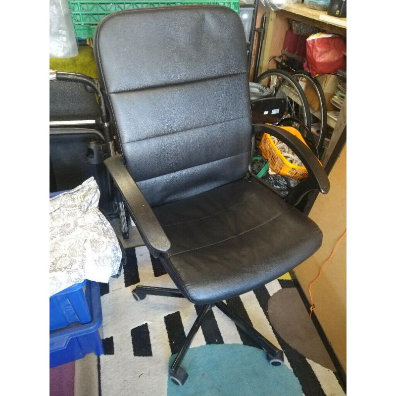 black computer chair