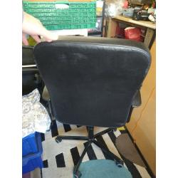 black computer chair