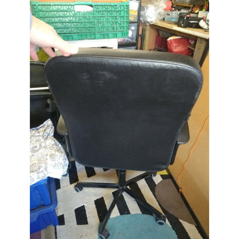 black computer chair