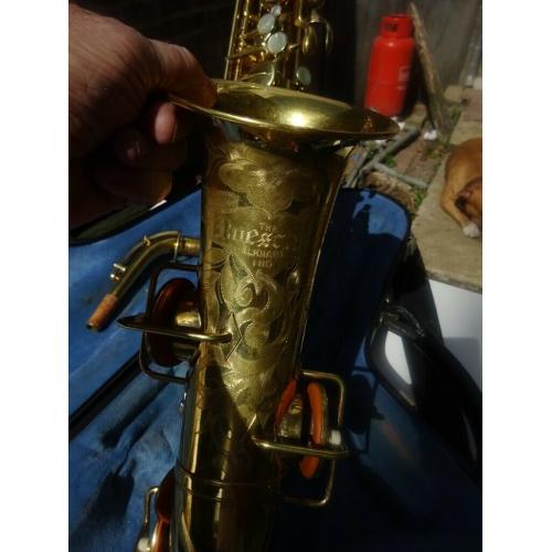 beuscher tru tone alto saxaphone,gold plated.