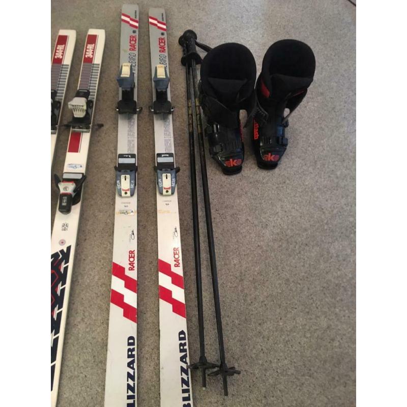 Ski?s, poles and bindings