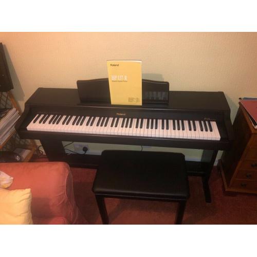 Roland HP 137 R Digital Piano, Music and Stool