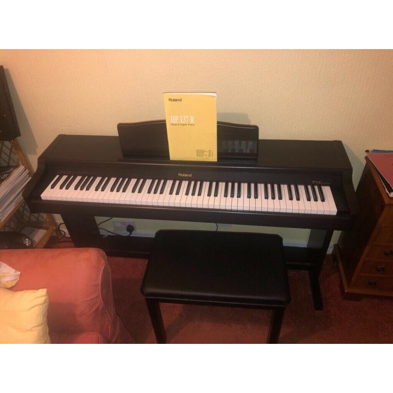 Roland HP 137 R Digital Piano, Music and Stool
