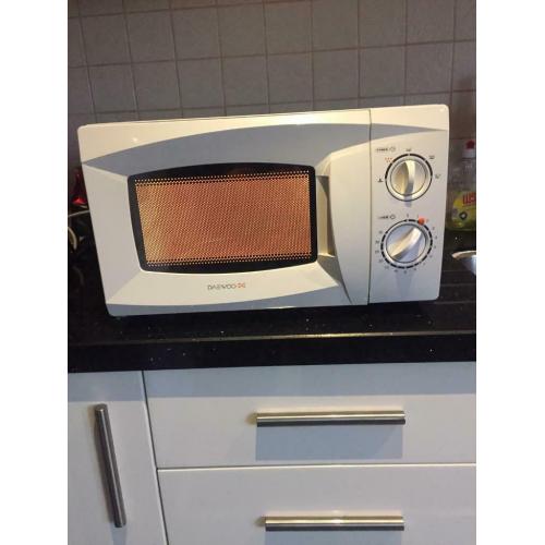 DAEWOO 700W Microwave